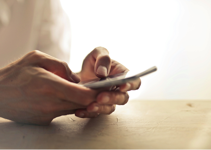 スマホを手に取る写真