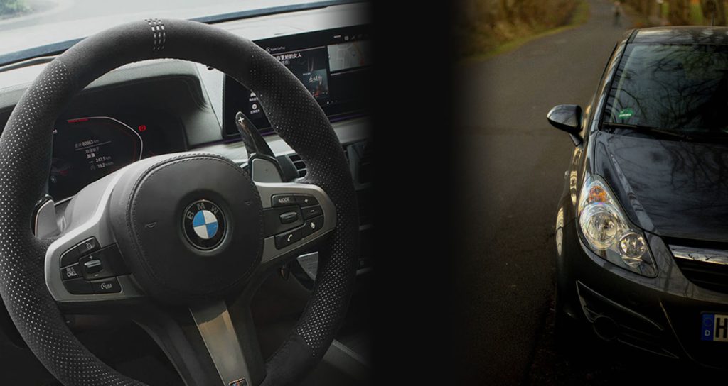 車のハンドルと前方からの車体の写真