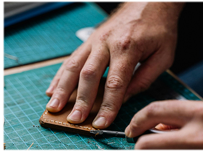 革製品を加工している写真