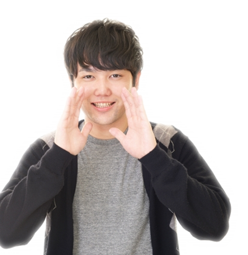 何かを伝えようとしている男性の写真